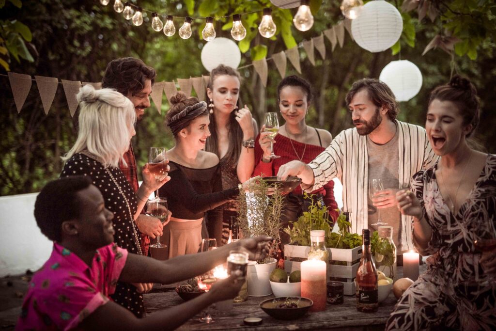 Werbefotografie für das Getränk "Pino's" - Gartenparty mit mehreren Leuten