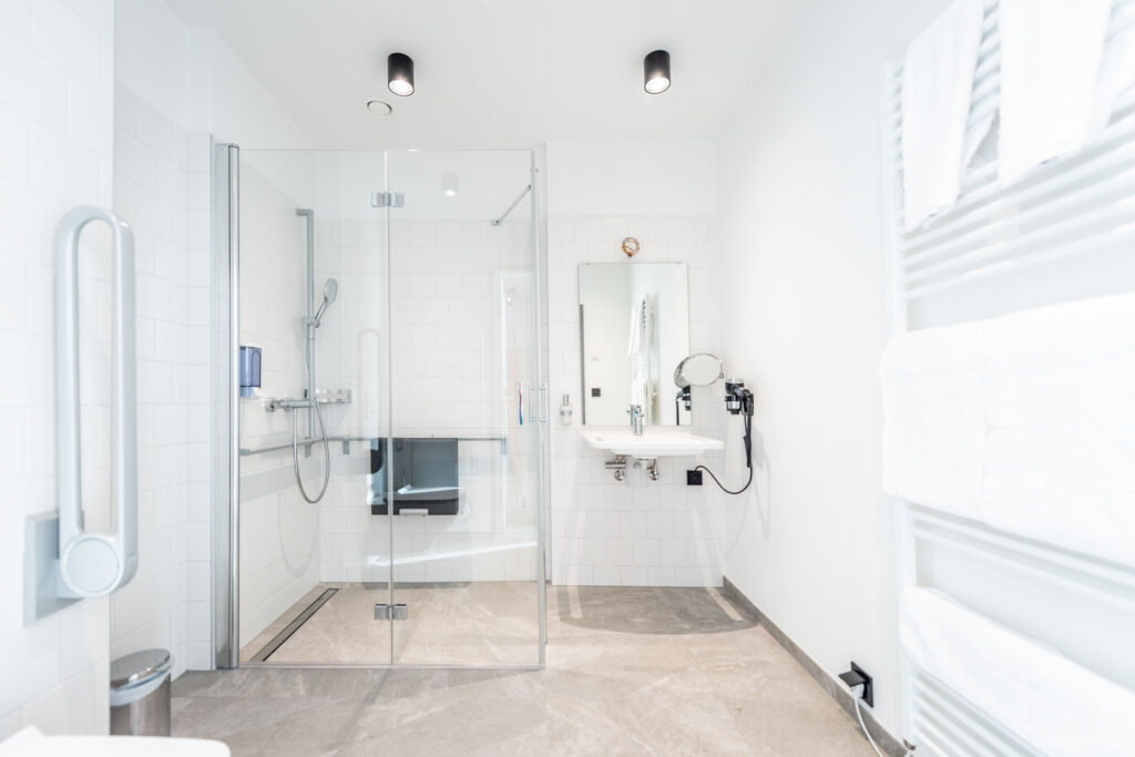 Werbefotografie - Stoelzle Oberglas - Bed & Breakfast - Architekturaufnahme des Badezimmers im Zimmer