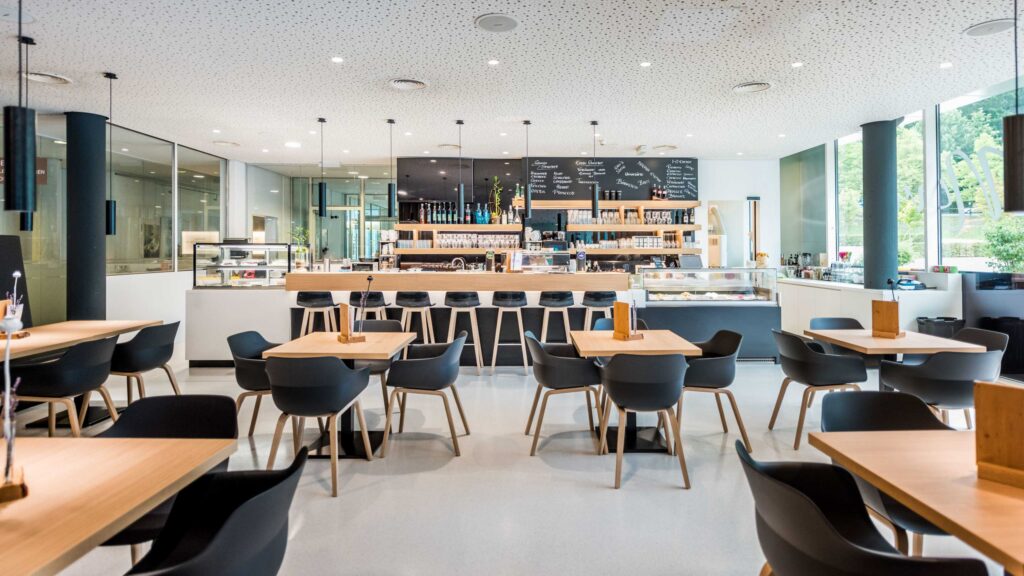 Werbefotografie Hotel & Therme Nova - Architekturaufnahme des Restaurants in der Therme