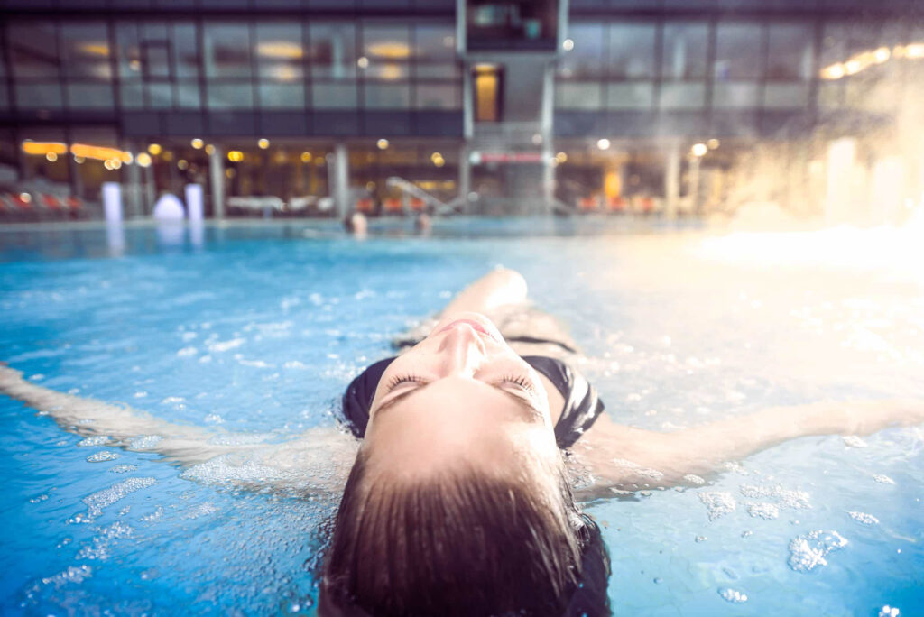Werbefotografie Therme Nova - Außenbecken - Imagefotos mit Models