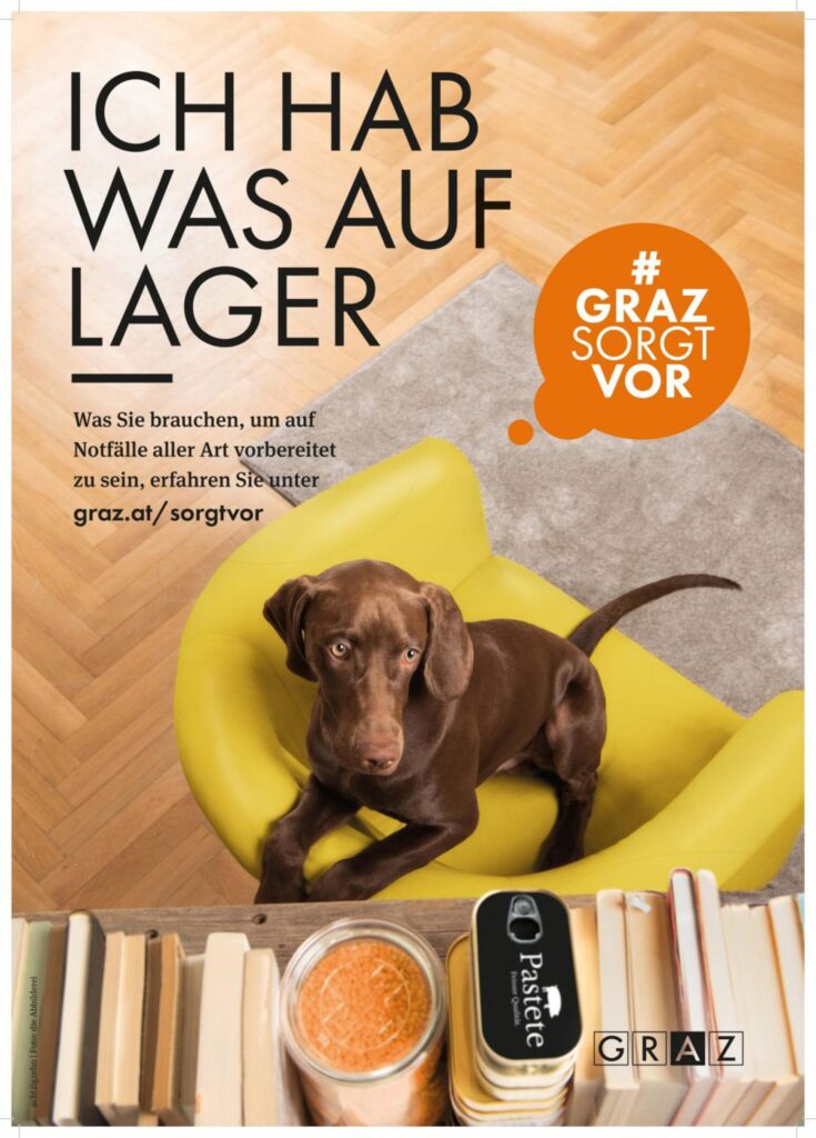 Werbefotografie Achtzigzehn Graz - Werbeplakat "Ich hab was auf Lager" - Hund schaut auf ein Regal hoch, wo Konserven liegen