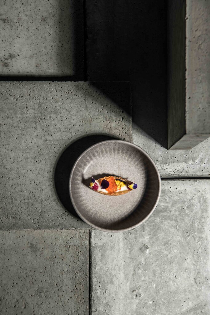 Foodfotografie - Restaurant Wörgötter - Aufnahme eines Gerichts auf einem Teller - Hintergrund: Betonsteine