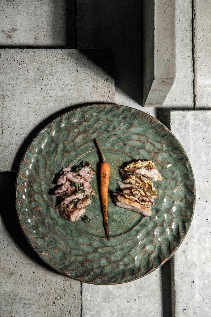 Foodfotografie - Restaurant Wörgötter - Aufnahme eines Gerichts auf einem Teller - Hintergrund: Betonsteine