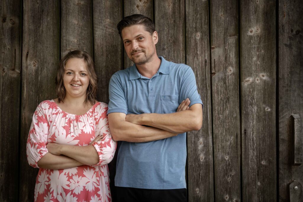Werbefotografie LaPaca - Portraitfotografie der Landwirte an einer Holzwand
