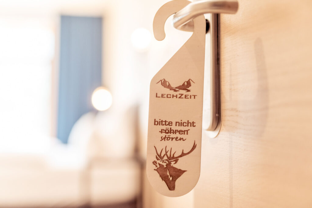Werbefotografie Hotel Lechzeit - Detailaufnahme eines Türschilds