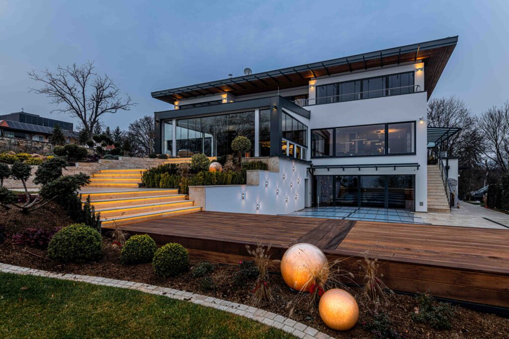 Werbefotografie Living Lights - Architekturaufnahme eines Hauses mit Außenbeleuchtung von living Lights
