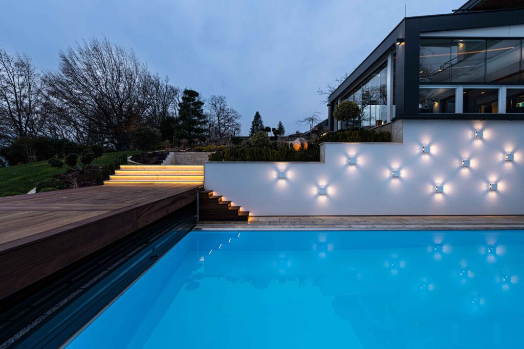 Werbefotografie Living Lights - Architekturaufnahme eines Pools mit Beleuchtung von Living Lights