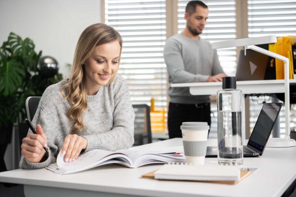 Werbefotografie Yaasa- höhenverstellbare Tische - Imageaufnahme einer Frau in einem Büro