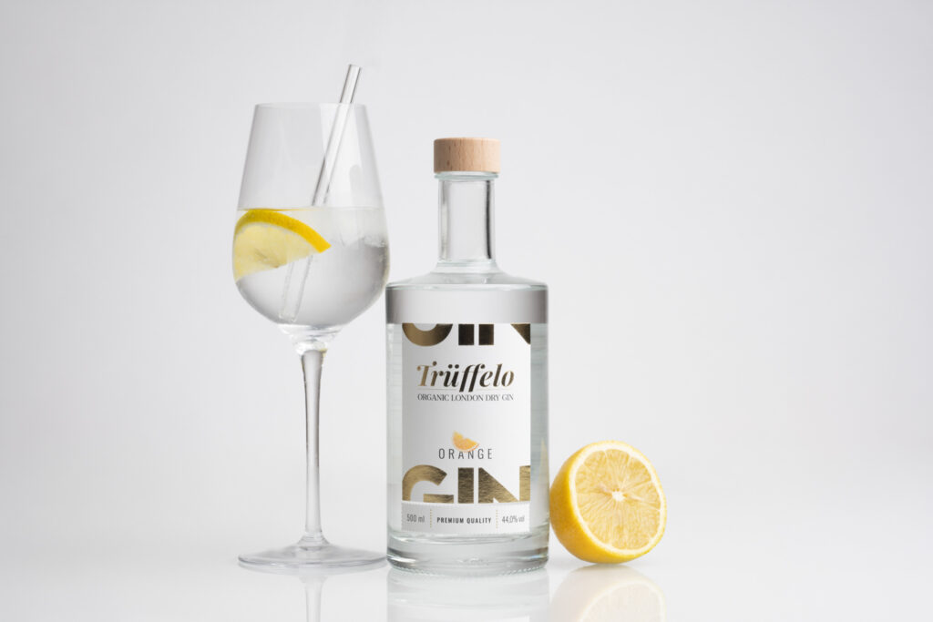Produktfotografie "Trüffelo" Gin - weißer Hintergrund, helle Ginflasche