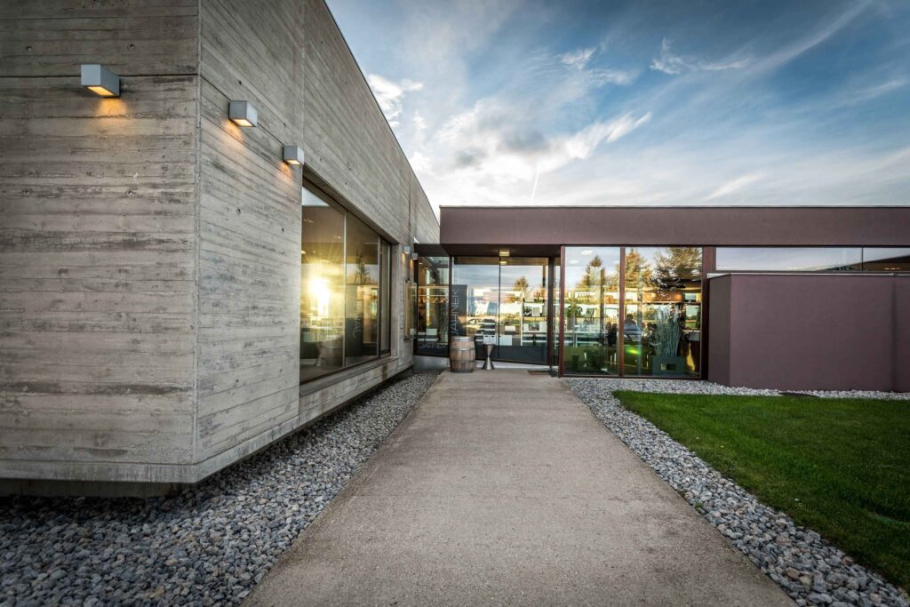 Architekturaufnahme des Weinguts Jahner von außen.