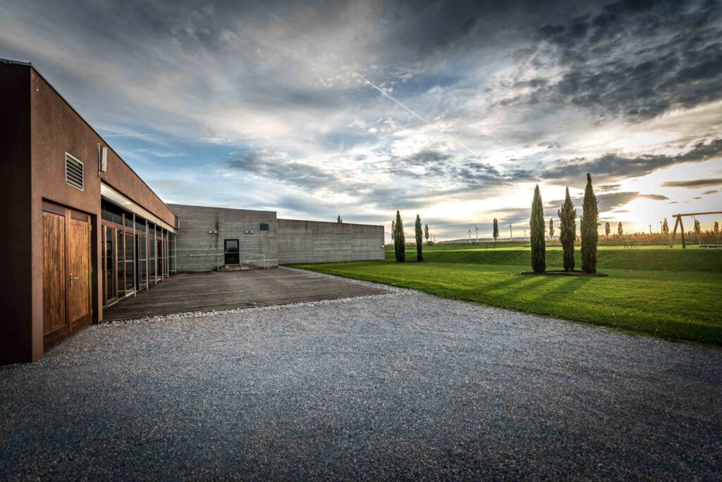 Architekturaufnahme des Weinguts Jahner von außen.