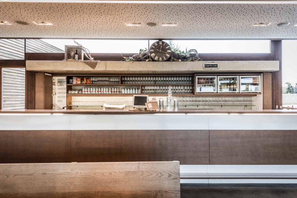 Eine Architekturaufnahme der Bar im nWeingut Jahner - Alles eher in Brauntönen und sehr geometrisch