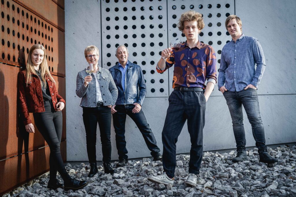 Gruppenfoto von zwei Frauen und drei Männern. Sie stehen verteilt und sehr entspannt zur Kamera gerichtet.