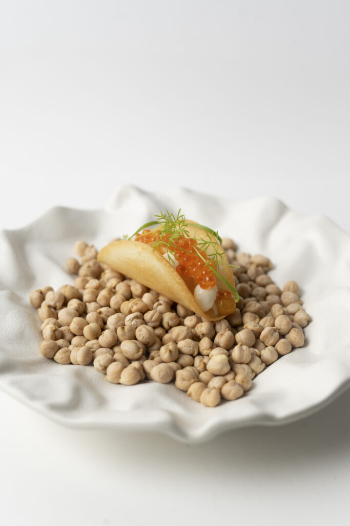 Foodfotografie auf weißem Teller und weißem Hintergrund