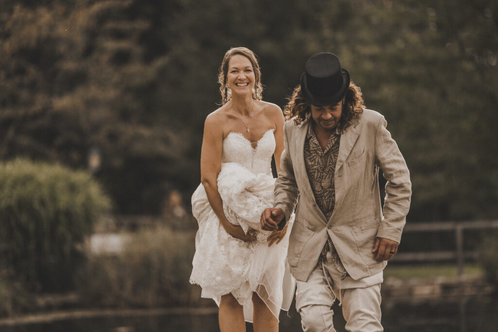 Hochzeitsfotografie- Brautpaar steht auf einem Stein in einem See
