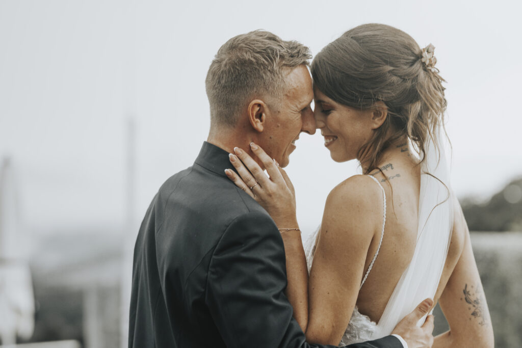 Hochzeitsfotografie- Porträtaufnahme eines küssenden Brautpaares