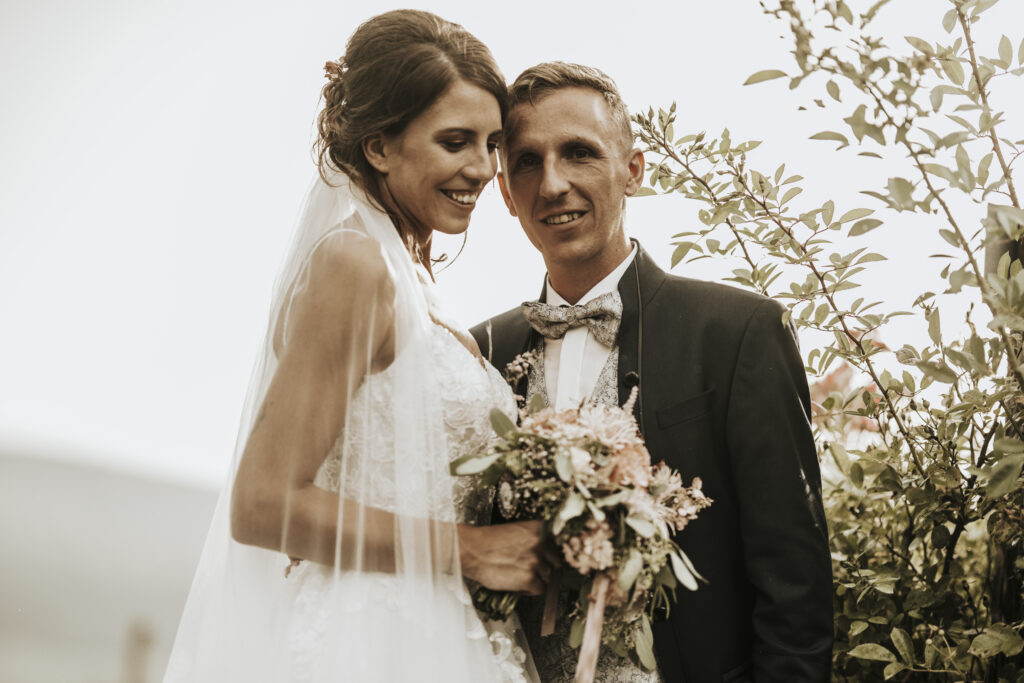 Hochzeitsfotografie- Porträtaufnahme eines Brautpaares in einem Weingarten