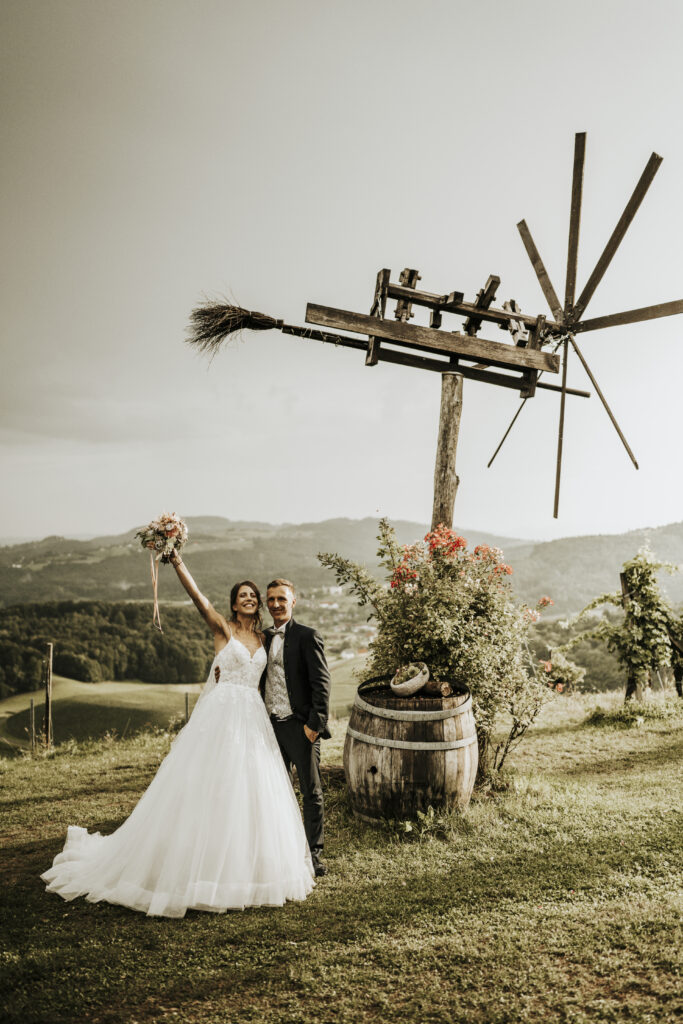 Hochzeitsfotografie- Porträtaufnahme eines Brautpaares in einem Weingarten