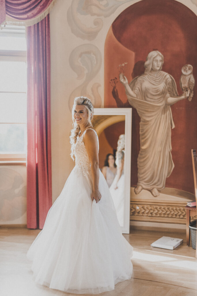 Hochzeitsfotografie- junge Frau im Brautkleid