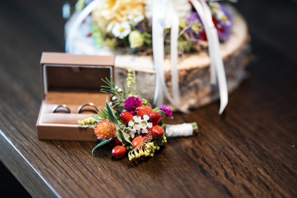 Hochzeitsfotografie- Detailaufnahme der Eheringe in einer Schachtel