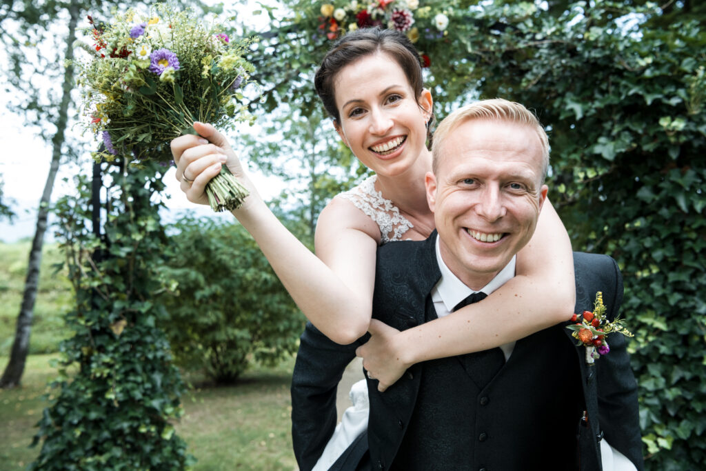 Hochzeitsfotografie- Porträtaufnahme eines Brautpaares beim Lachen