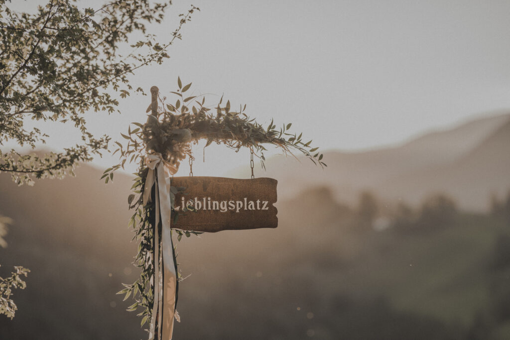 Hochzeitsfotografie - Detailaufnahme eines Schildes, auf dem "Mein Lieblingsplatz" Steht