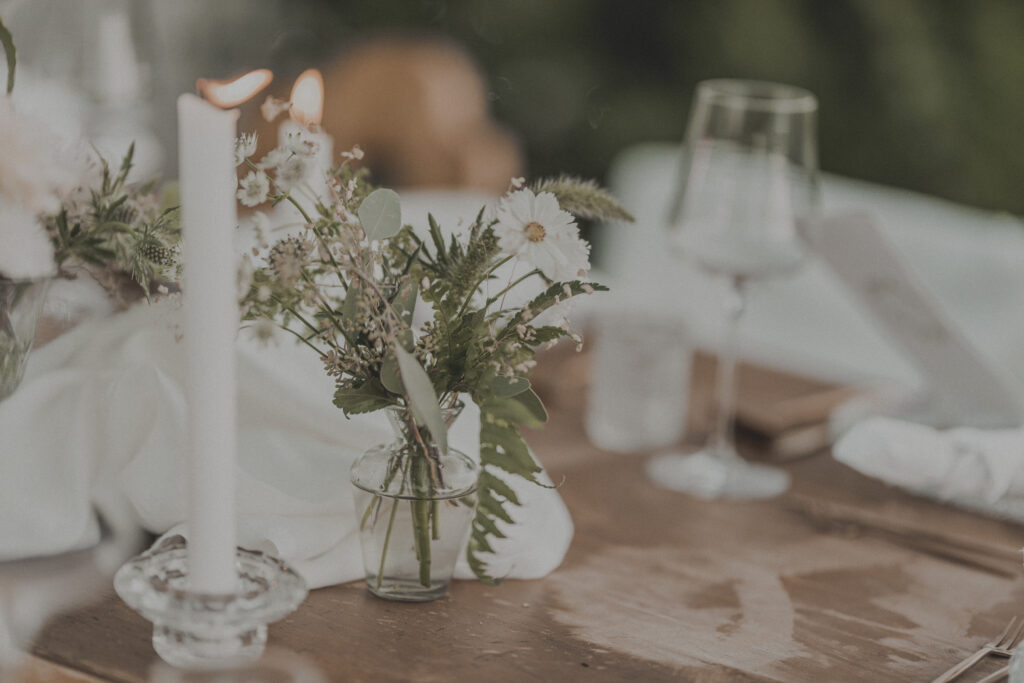 Hochzeitsfotografie- Detailaufnahme der Tischdecke