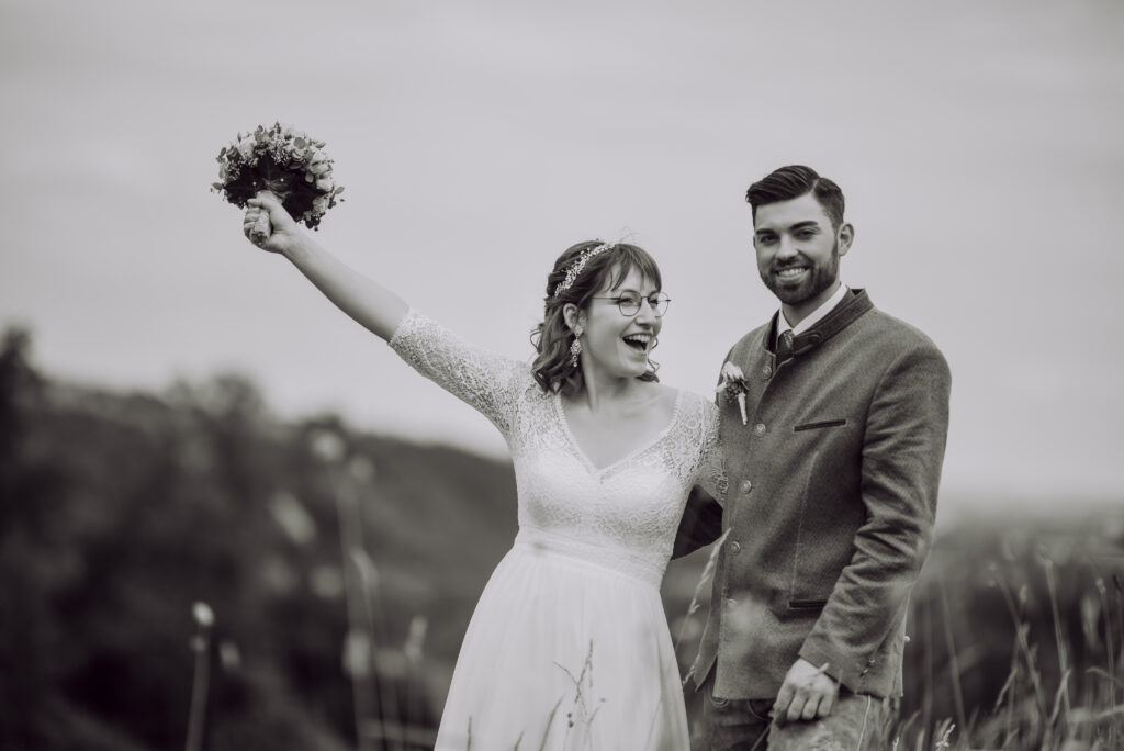 Hochzeitsfotografie- ein junges Brautpaar in der Wiese stehend