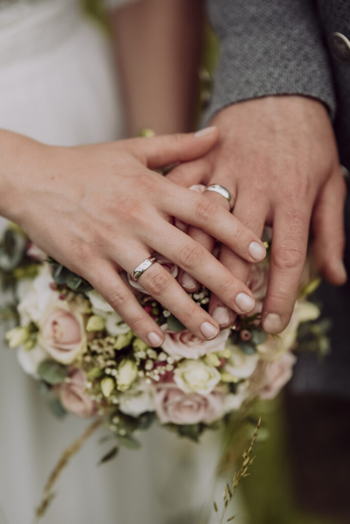 Hochzeitsfotografie - Nahaufnahme der Hände mit dem ehering