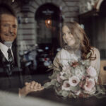 Hochzeitsfotografie- Porträt eines Brautpaares durch eine Glasscheibe fotografiert