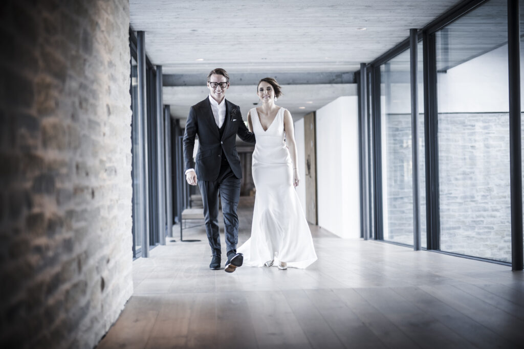 Hochzeitsfotografie- Porträt eines Brautpaares in einem Gang
