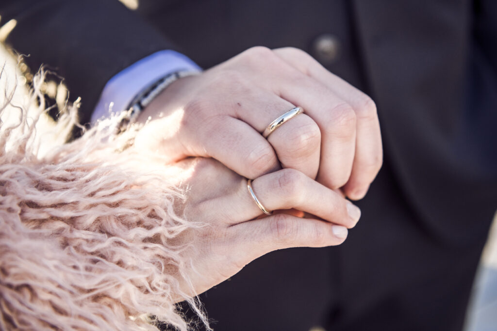 Hochzeitsfotografie- Detailaufnahme der Hände und der Eheringe