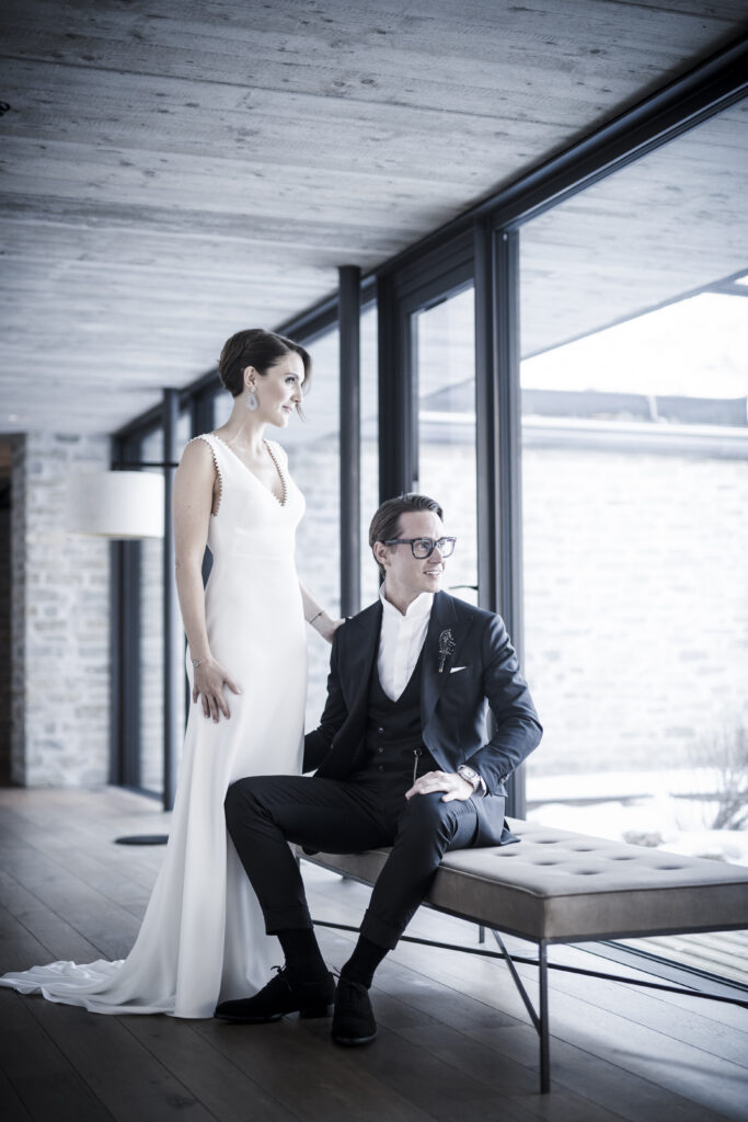 Hochzeitsfotografie- Porträt eines Brautpaares in einem Gang