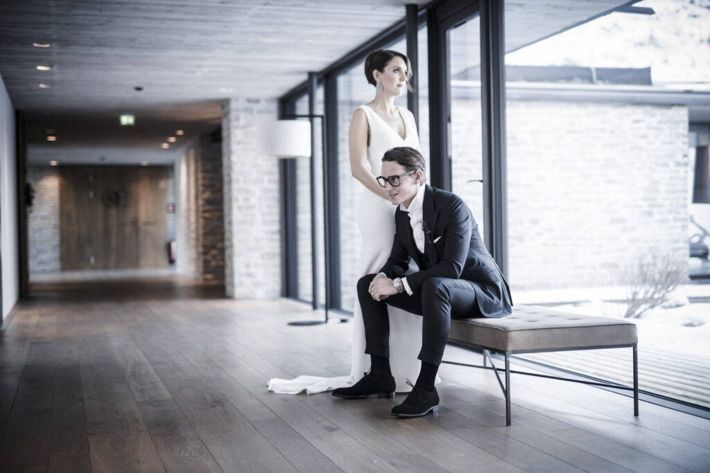 Hochzeitsfotografie- Porträt eines Brautpaares in einem Gang