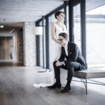 Hochzeitsfotografie- Porträt eines Brautpaares in einem Gang