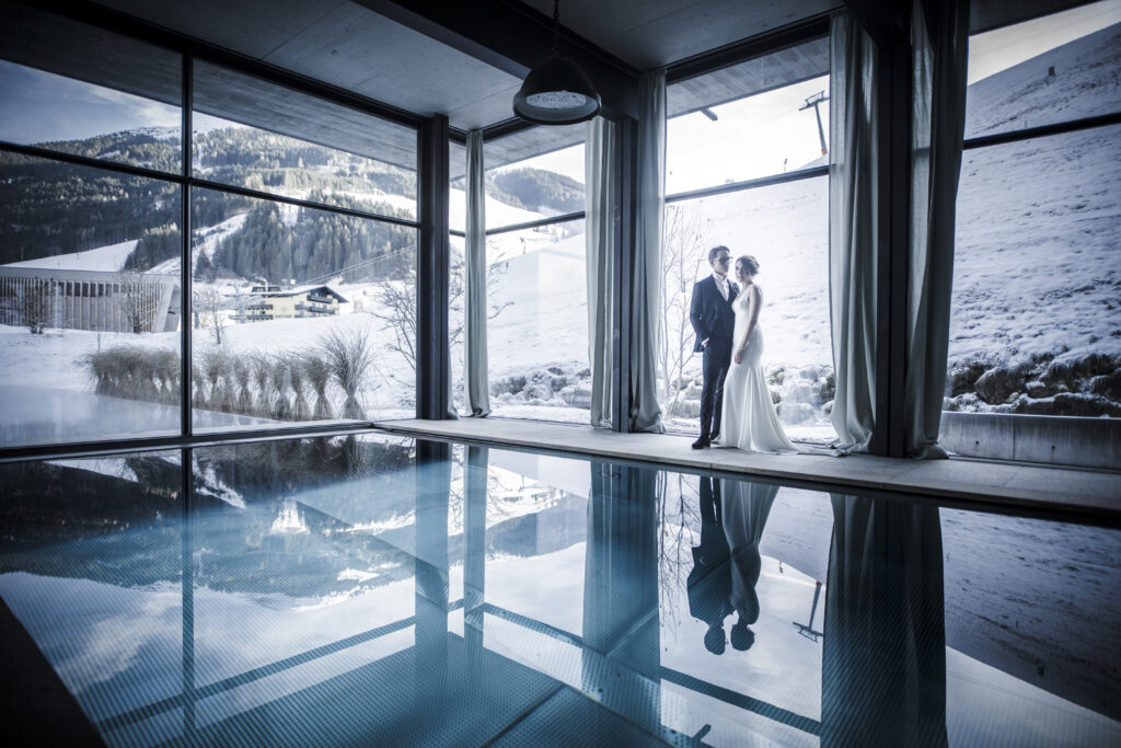 Hochzeitsfotografie- Porträt eines Brautpaares an einem Indoorswimmingpool