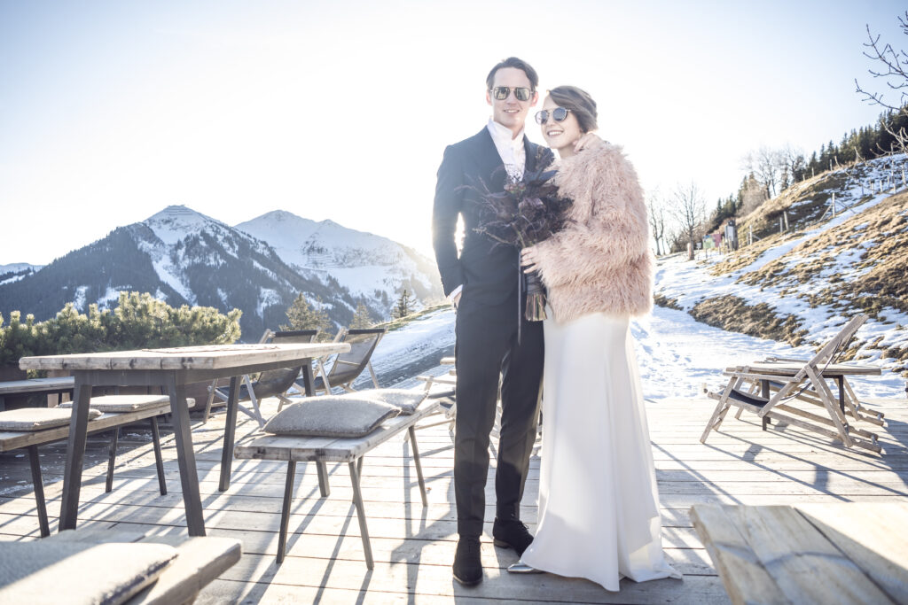 Hochzeitsfotografie- Porträt eines Brautpaares in einer Schneelandschaft