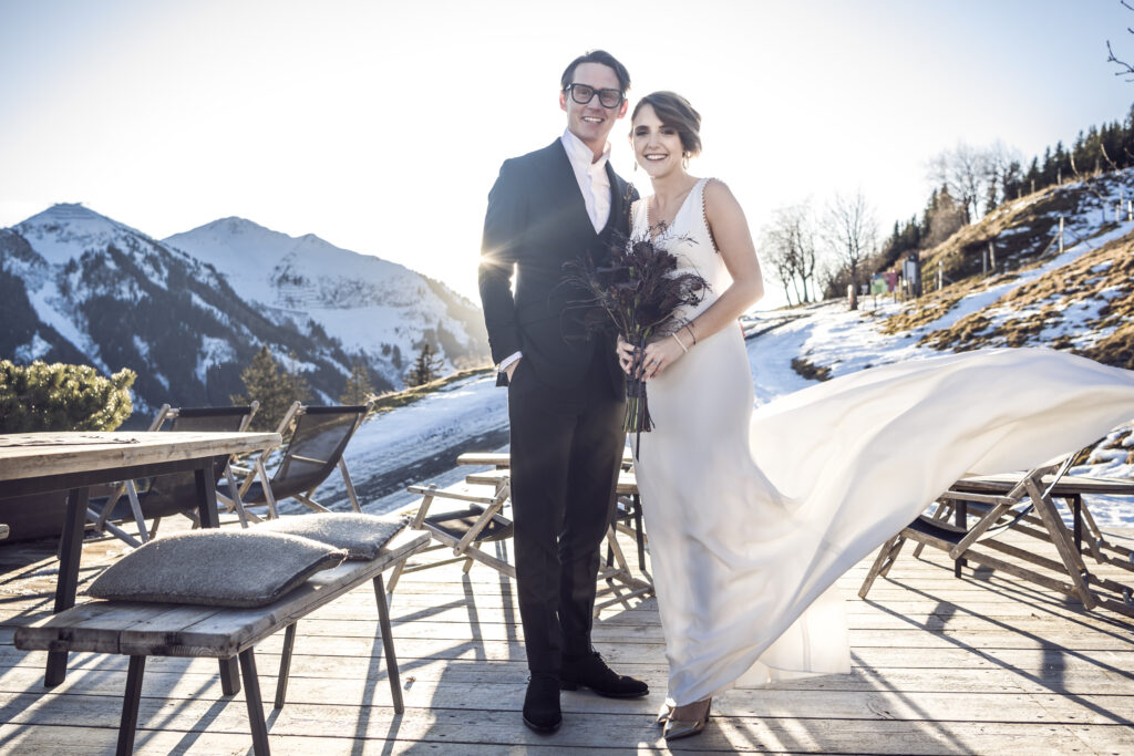Hochzeitsfotografie- Porträt eines Brautpaares in einer Schneelandschaft