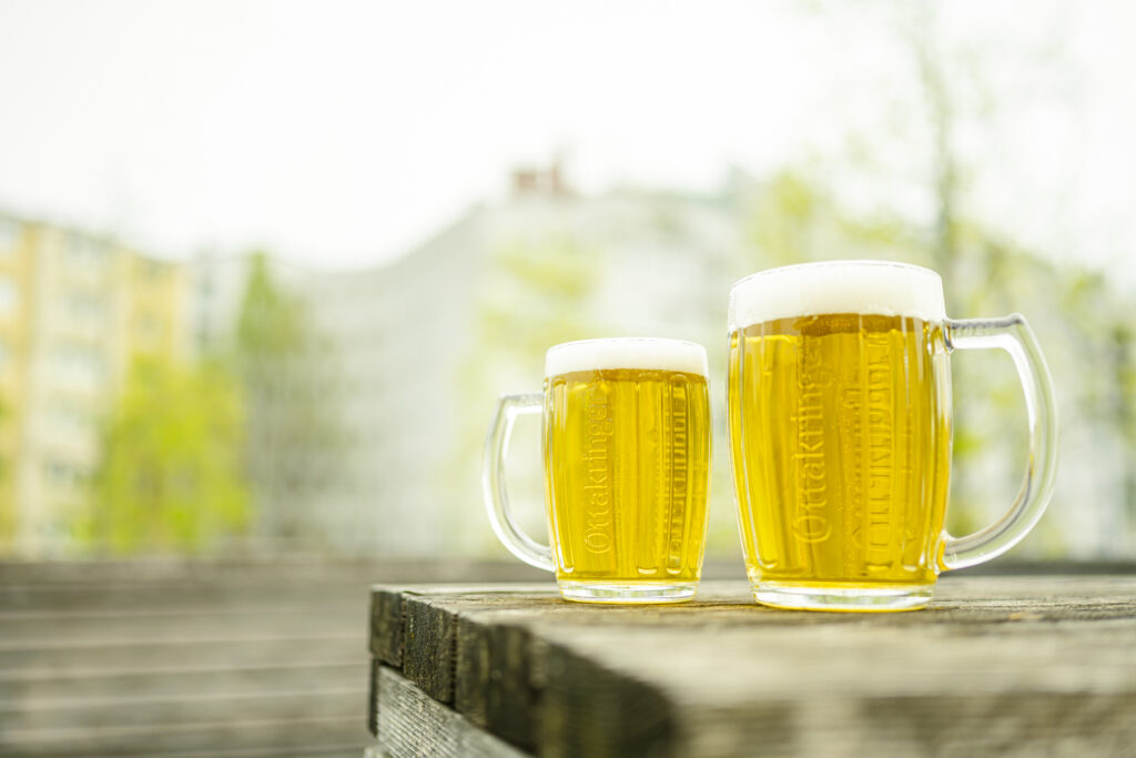 Werbefotografie/Produktfotografie von zwei Biergläsern gefüllt mit Bier
