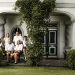 Werbefotografie- Familie Herbst steht vor ihrem Wohnhaus