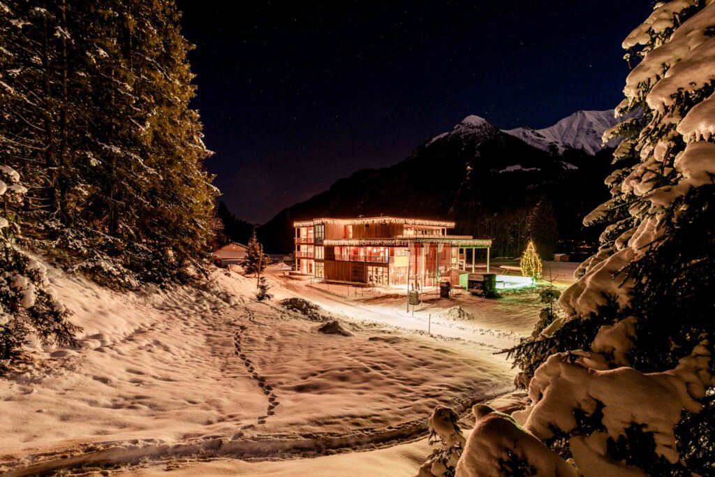 Werbefotografie Hotel Lechzeit - Architekturaufnahme vom Hotel Lechzeit in der Schneelandschaft