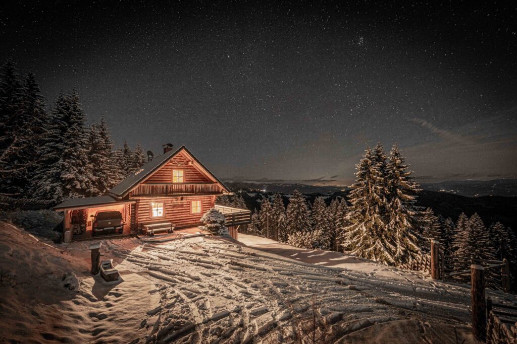Werbefotografie für Leiwaldhüttn - Architekturaufnahme einer Holzhütte in einer Schneelandschaft