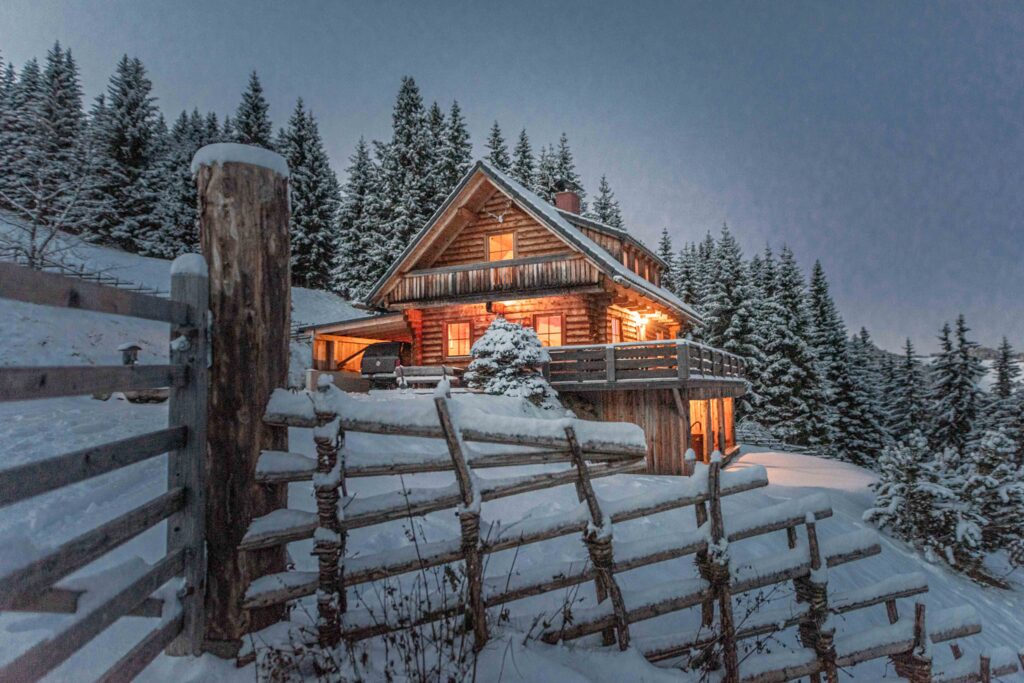 Werbefotografie für Leiwaldhüttn - Architekturaufnahme einer Holzhütte in einer Schneelandschaft