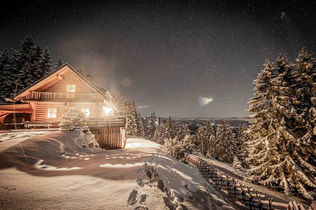 Werbefotografie für Leiwaldhüttn - Architekturaufnahme einer Holzhütte in einer Schneelandschaft