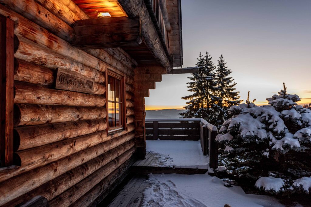 Werbefotografie für Leiwaldhüttn - Architekturaufnahme einer Holzhütte in einer Schneelandschaft