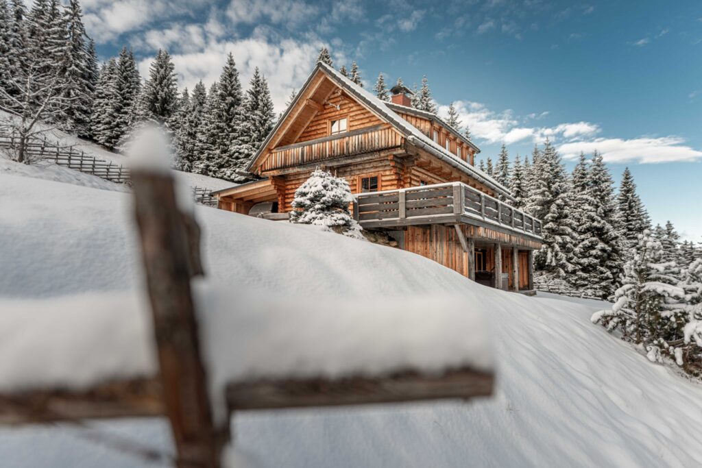 Werbefotografie für Leiwaldhüttn - Architekturaufnahme einer Holzhütte in einer Schneelandschaft