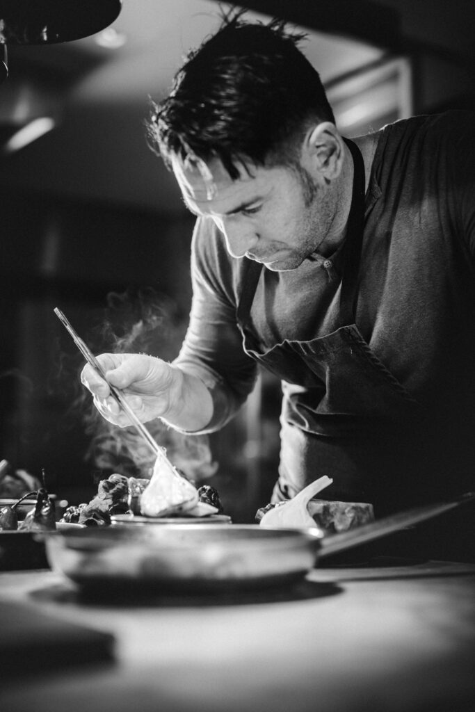 Werbefotografie/ Foodfotografie für Martin Kammlander- Portrautfotografie von Martin Kammlander beim Kochen
