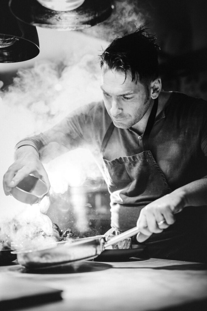Werbefotografie/ Foodfotografie für Martin Kammlander- Portrautfotografie von Martin Kammlander beim Kochen