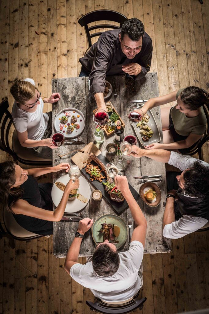 Werbefotografie- Gasthaus Jungwirt in Göttlesbrunn - Imageaufnahme eines Tisches mit mehreren Gästen