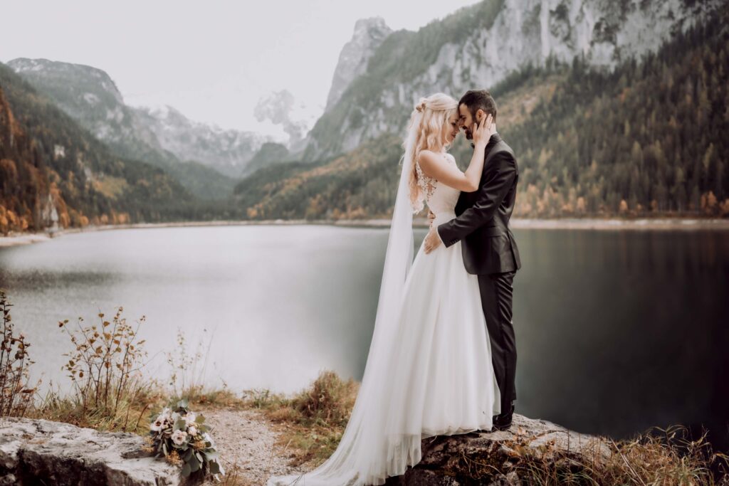Portraitfotografie - After Wedding Shooting - Aufnahme des Brautpaares an einem See